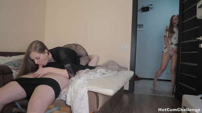 উঁকি দিচ্ছে পর্ণ